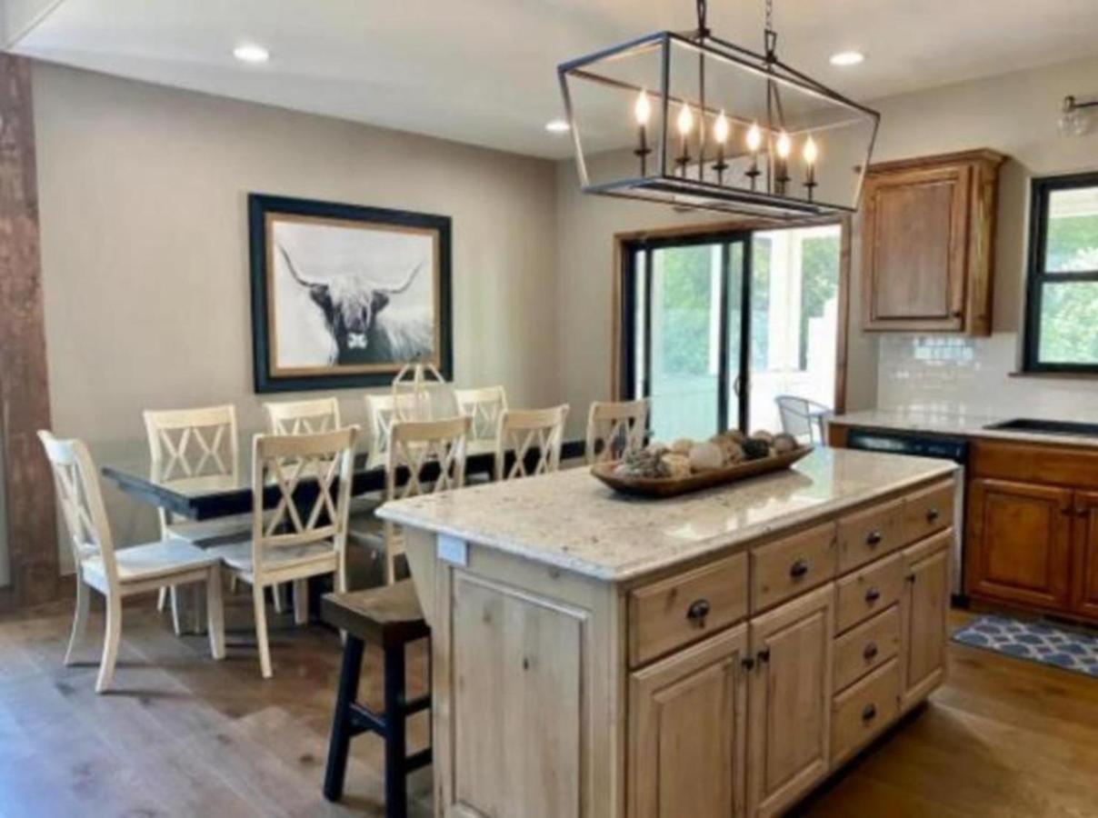 Premier Retreat With Hot Tub, Theater & Pool Table Βίλα Hollister Εξωτερικό φωτογραφία