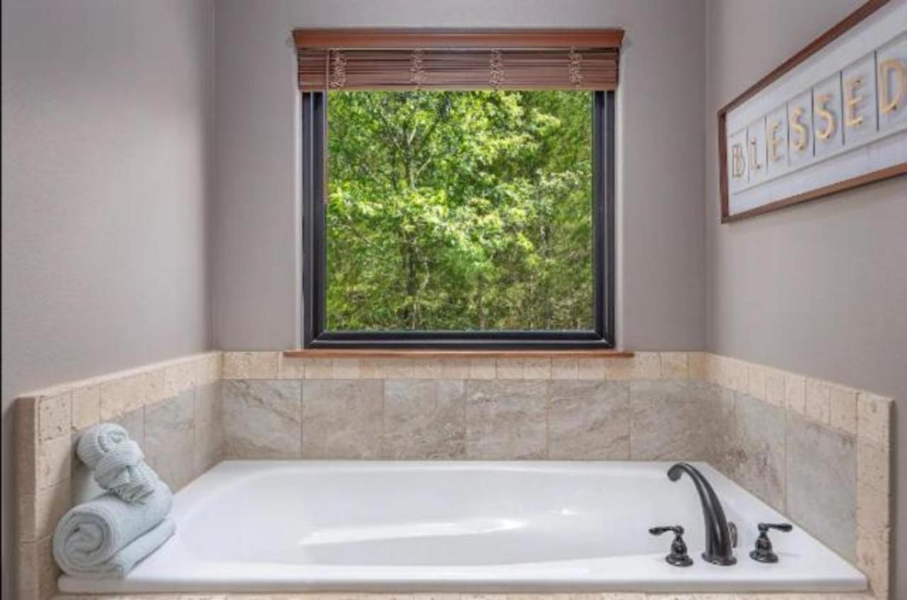 Premier Retreat With Hot Tub, Theater & Pool Table Βίλα Hollister Εξωτερικό φωτογραφία
